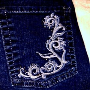 Women’s size 8 med Lee classic fit jeans.